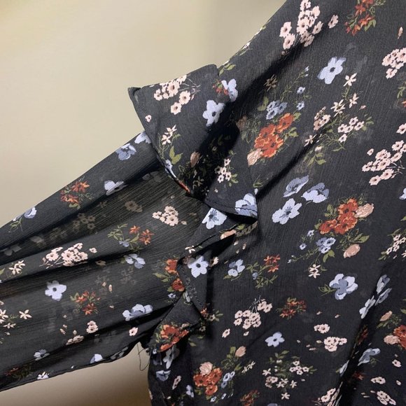 Dynamite Sheer Floral Blouse - Picture 5 of 7